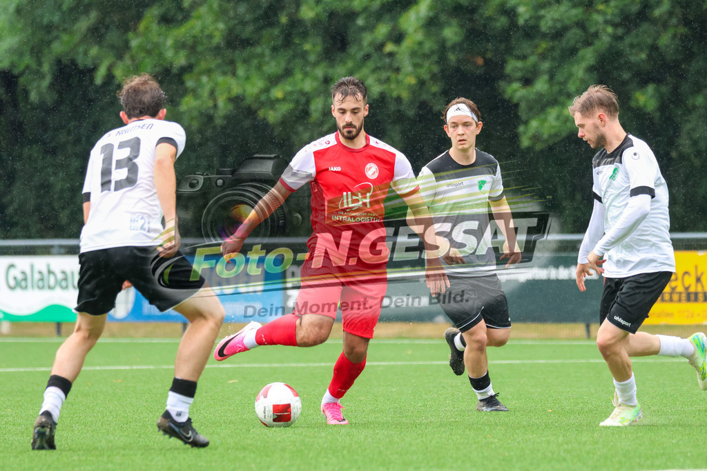 FC RW Kirchlengern - Post TSV Detmold | Auf dem Bild zu sehen: Rot FC RW Kirchlengern: Florent Berisha ; weiß TuS Ahmsen v.l.: Louis Schröder, Marvin Kaminski, Jan-Hendrik Pluskat  FC RW Kirchlengern, TuS Ahmsen, Saison 26/27, Testspiel, Deutschland - Realisiert mit Pictrs.com