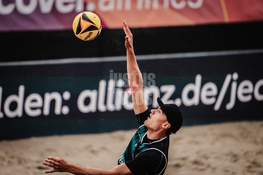 Beachvolleyball | Männer | Deutsche Meisterschaften 2025 Timmendorfer Strand | 05.09.2025 | Max Just beim Angriff