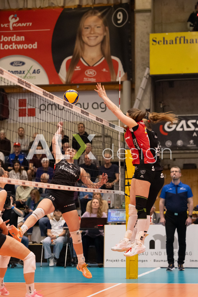 Volleyball I Frauen I Saison 2025-2026 I Volleyball NLA | Women I  Playoffs Finals 2/5 I  VC Kanti Schaffhausen - viteos NUC I  10.04.2026 | 11 Kateřina Holásková (CZ) (VC Kanti Schaffhausen) – Mitte und 9 Jordan Lockwood (USA) (VC Kanti Schaffhausen) – Diagonal beim Block - Realisiert mit Pictrs.com