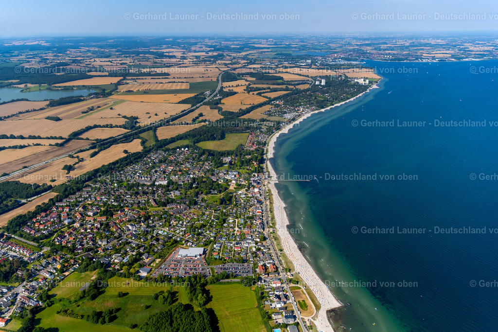 4038158 | Ostsee Küstenlandschaft bei SCHARBEUTZ 07.08.2020 Sandstrand- Landschaft an der Seebrücke im Ortsteil Scharbeutz in Scharbeutz im Bundesland Schleswig-Holstein. // Sandy beach scenery in the sea bridge in the district of Scharbeutz in Scharbeutz in the federal state Schleswig-Holstein. Foto: Gerhard Launer
