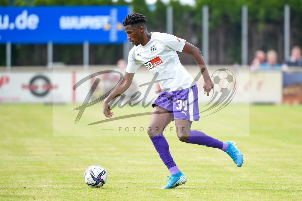 BSBOSN_20210626_0122 | Fussball, Herren: Hakim Traore (VfL Osnabrueck) in Aktion, am Ball, Einzelaktion beim Testspiel zwischen TuS Bersenbrueck und VfL Osnabrueck im Hasestadion am 26.06.2021 in Bersenbrueck, Deutschland. - Realisiert mit Pictrs.com