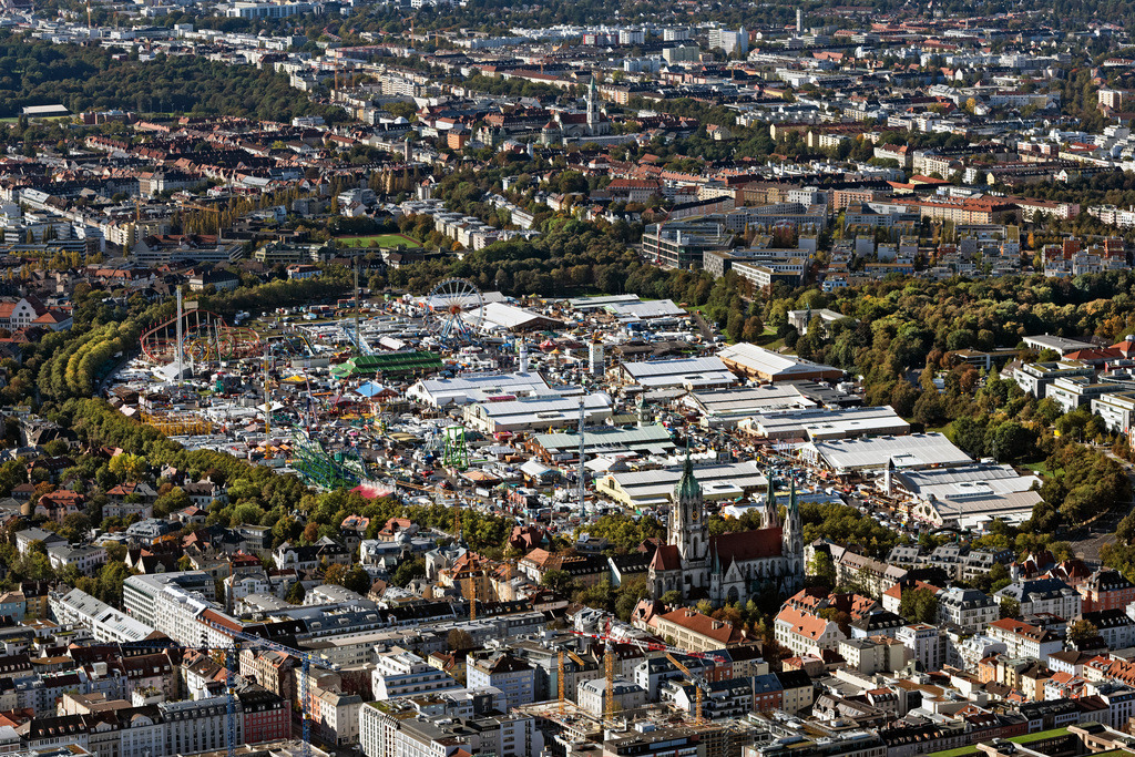 dr__0054133.jpg | MüNCHEN 07.10.2024 Festgelände des Münchener Oktoberfestes auf der Theresienwiese in München im Bundesland Bayern. Weiterführende Informationen bei: Portal München Betriebs-GmbH & Co. KG. // Festival grounds of the Munich Oktoberfest on the Theresienwiese in Munich in the state of Bavaria. Further information at: Portal Muenchen Betriebs-GmbH & Co. KG. Foto: Daniel Reiter