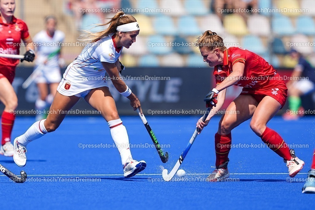 xydrx10082502023 | 10.08.2025, xydrx, Frauen EuroHockey Championship 2025, Gruppenphase, Gruppe B, Belgien - Spanien, Sparkassenpark Mönchengladbach: Teresa Lima (ESP #9) im Zweikampf gegen Alix Gerniers (BEL #13)