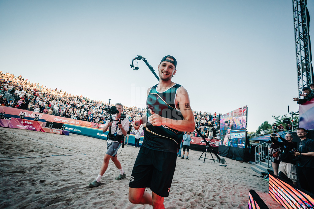 Beachvolleyball | Frauen und Männer | Deutsche Meisterschaften 2025 Timmendorfer Strand | 07.09.2025 | Paul Henning läuft ein für die Siegerehrung