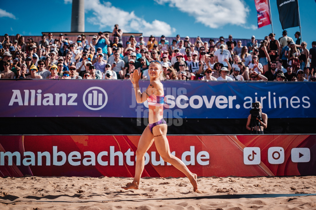 Beachvolleyball | Frauen | Allianz German Beach Tour 2025 | Tourstop München | 12.07.2025 | Paula Schürholz läuft in das Stadion ein