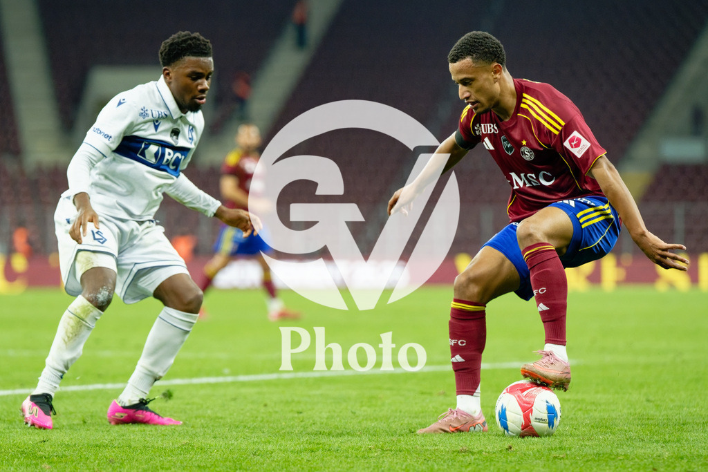 Brack Super League - Servette FC v FC Lausanne-Sport | Lilian Njoh (14 Servette FC) controls the ball (action) under pressure of Nathan Butler-Oyedeji (11 FC Lausanne-Sport)  during the Brack Super League match between Servette FC and FC Lausanne-Sport at Stade de Geneve in Geneva, Switzerland