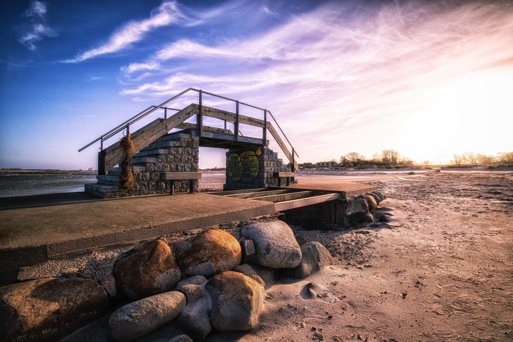 Kleine Brücke am Ostseestrand | Eine nette kleine Brücke am Strand der Ostsee.  - Realisiert mit Pictrs.com