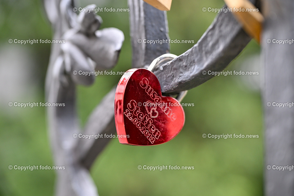 Slowakei_ Bratislavsky kraj_ Bratislava_ 08.10.2024-41 | 08.10.2024, Slowakei, SVK, Bratislavsky kraj, Bratislava, im Bild Bratislava, Stadtansichten, Gebauede, Sehenswurdigkeiten, Tourismus, Touristen, Cafe, Denkmal, Strasse, Donau, Bruecke, Schiff, Burg, Hrad, Ufo, Restaurant, Souvenier, Menschen, Bahnhof, Zug, Hauptstadt