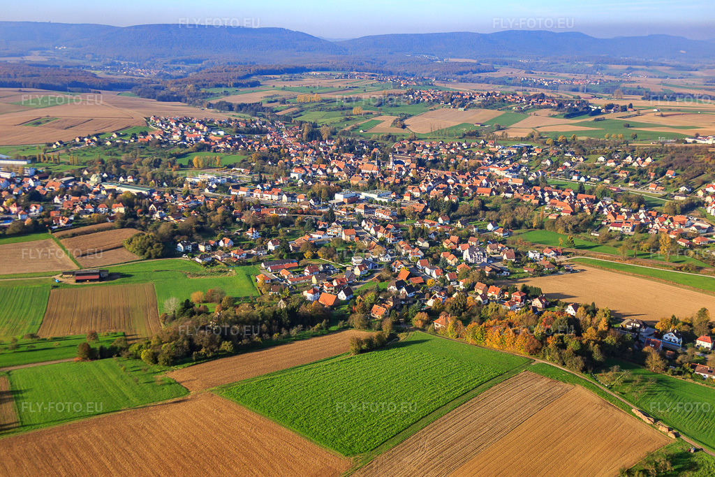 Vue aérienne: Vue de la ville depuis le sud à Soultz-sous-Forêts dans le département Bas Rhin, France – .Photo: IMG_075538.jpg prise le 01/11/2014 par Werner Riehm/FLY-FOTO.eu – Résolution de l'original: 5472 x 3648 px