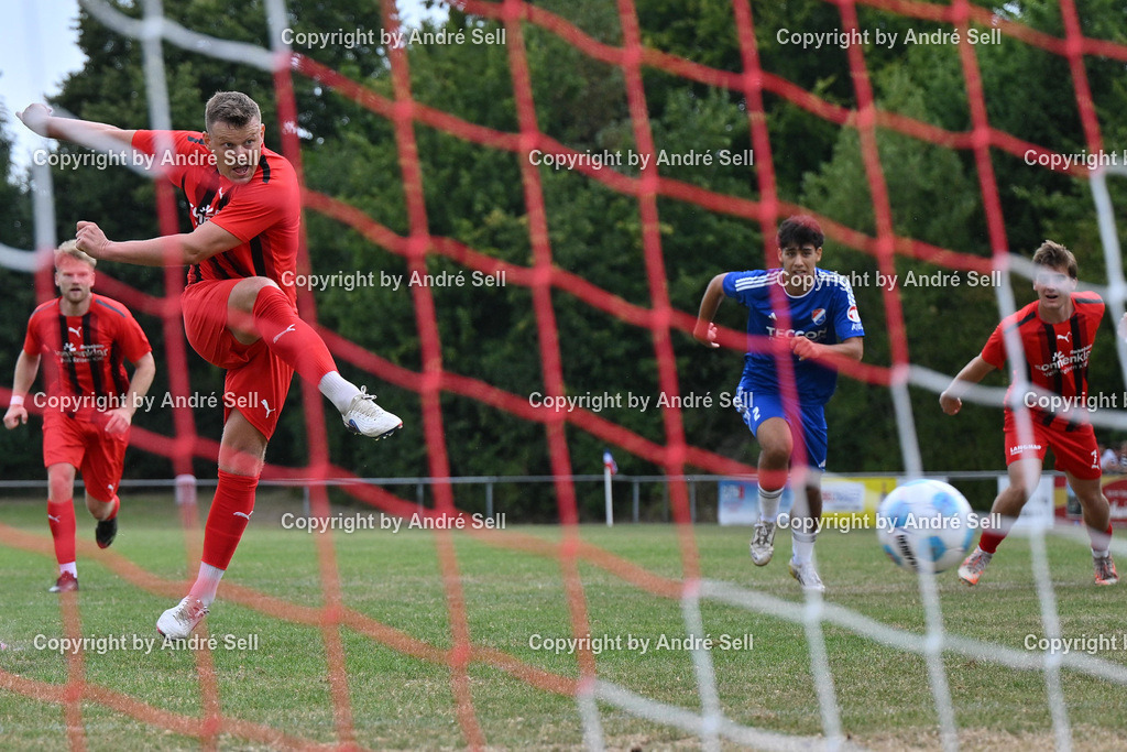 SpVg Eidertal Molfsee vs TSV Kronshagen | Laurynas Kulikas (TSVK #9) trifft per Foulelfmeter zum 1-0 / Fußball-Landesliga Schleswig Männer 2026/2027 / SpVg Eidertal Molfsee vs TSV Kronshagen / Platz A / Molfsee / 15.08.26 - Realisiert mit Pictrs.com