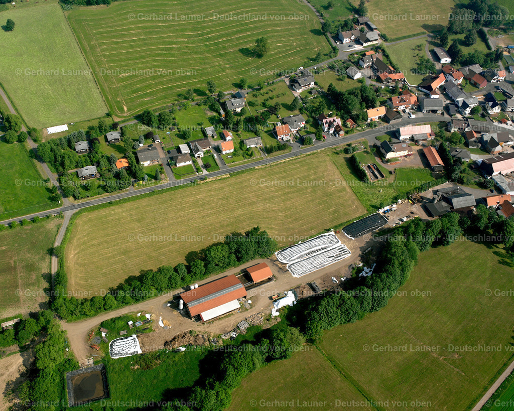 2615848 | KAULSTOß 09.06.2006 Landwirtschaftliche Nutzflächen und Feldgrenzen  umsäumen das Siedlungsgebiet des Dorfes in Kaulstoß im Bundesland Hessen, Deutschland // Agricultural land and field boundaries surround the settlement area of the village  in Kaulstoß in the state Hesse, Germany Foto: Gerhard Launer