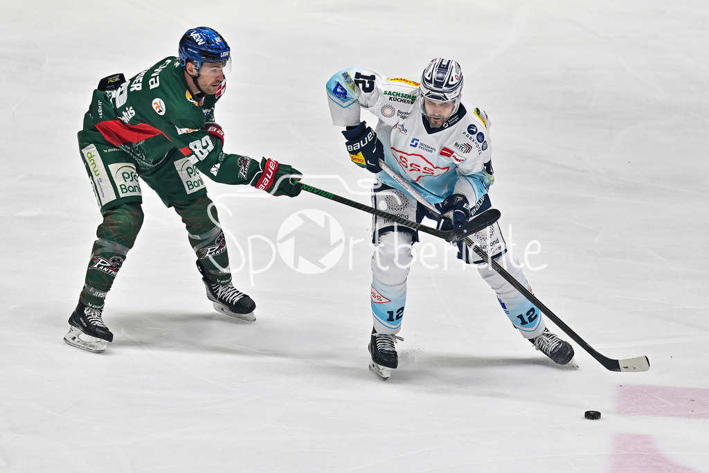Augsburger Panther - Dresdner Eislöwen | AUGSBURG, GERMANY - 04. DECEMBER: im Duell Alexandre GRENIER (Augsburger Panther 82) und Andrew YOGAN (Eislöwen Dresden 12) während dem Match zwischen den Augsburger Panthern und den Dresdner Eislöwen am 25 Spieltag der PENNY DEL im Curt Frenzel Stadion