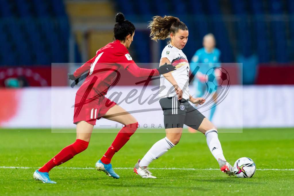 GERTUR20211126_006 | Fussball, Frauen: Yagmur Uraz (Turkey) und Lena Oberdorf (Germany) im Zweikampf bei dem Spiel der WM-Qualifikation zwischen Deutschland und Tuerkei im Eintracht-Stadion am 26.11.2021 in Braunschweig, Deutschland. - Realisiert mit Pictrs.com