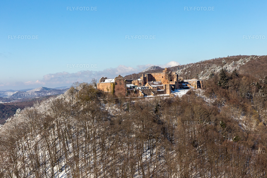 Luftbild: Winterluftbild im Schnee der Madenburg in Eschbach im Bundesland Rheinland-Pfalz in Deutschland. Foto: IMG_124442.jpg vom 11.02.2021 durch Werner Riehm/FLY-FOTO.de