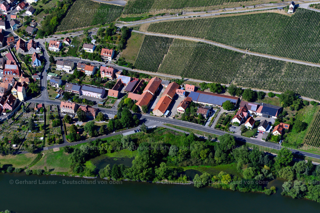 3650349 | FRICKENHAUSEN AM MAIN 31.08.2016 Ortskern am Rande von Weinbergen und Winzer- Gütern im Weinbaugebiet in Frickenhausen am Main im Bundesland Bayern, Deutschland // Town center on the edge of vineyards and wineries in the wine-growing area in Frickenhausen am Main in the state Bavaria, Germany Foto: Gerhard Launer