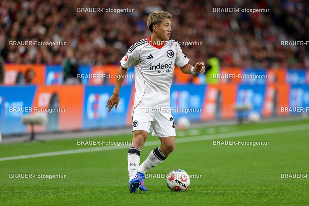 Bayer 04 Leverkusen vs Eintracht Frankfurt - Bundesliga  | Leverkusen, Deutschland, 12.09.25:   Ritsu Doan (Eintracht Frankfurt) in Aktion am Ball, Einzelaktion waehrend des Spiels der Bundesliga zwischen  Bayer 04 Leverkusen vs Eintracht Frankfurt in der BayArena(Foto von Brauer-Fotoagentur / Adrian Schlueter)