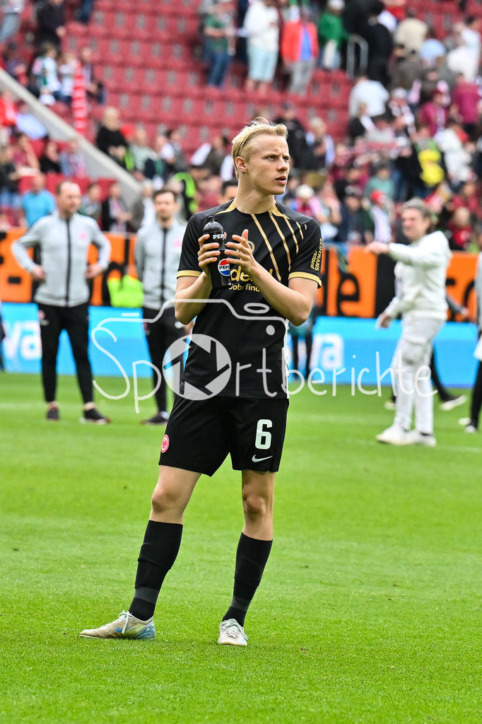 FC Augsburg - SG Eintracht Frankfurt | Die Spieler der Adler verabschieden sich bei den mitgereisten Fans nach dem 0-0 in Augsburg / Bundesliga: FC Augsburg - Eintracht Frankfurt, WWK Arena am 20.04.2025 / Oscar HOJLUND (Eintracht Frankfurt 6)