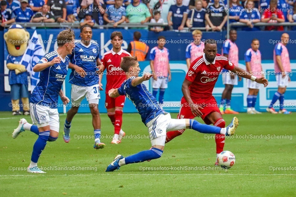 xSSC26072501014 | 26.07.2025, xsscx, Fuﬂball, FC Schalke 04 - FC Sevilla, 2. Fuﬂball Bundesliga, VELTINS-Arena, Saison 2025 2026: Felipe Sanchez (FC Schalke 04 #2) im Zweikampf gegen Kelechi Iheanacho (FC Sevilla #19) DFB regulations prohibit any use of photographs as image sequences and or quasi-video.