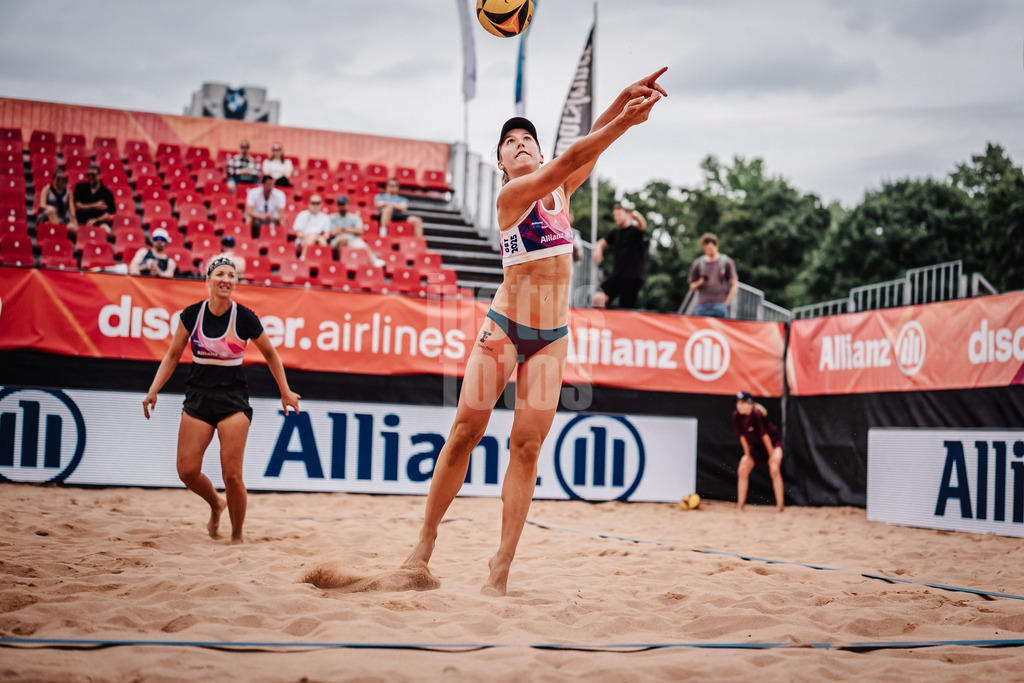 Beachvolleyball | Frauen | Allianz German Beach Tour 2025 | Tourstop München | 03.07.2025 | Louisa Marunde spielt den Ball