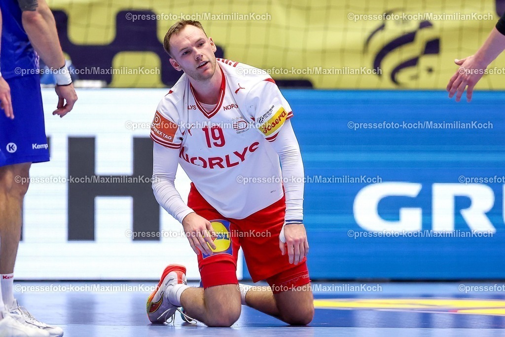 EHF18012602099 | 18.01.2026, Handball, Men's EHF EURO 2026, Dänemark - Rumänien, Jyske Bank Boxen in Herning, Dänemark, Preliminary Round:  Mathias Gidsel (Denmark #19) kniet auf dem Spielfeld 