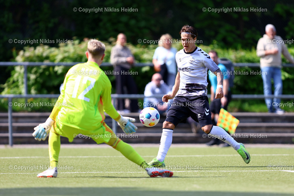 NH_HEBC_ETSVHamburg_OberligaHamburg_10052026 | #12 Jannik Schoon (HEBC), #9 Nick Selutin (ETSV Hamburg)Fußball I Herren I Gamesright Oberliga Hamburg I Saison 2025-2026 I 33. Spieltag I HEBC - ETSV Hamburg I 10.05.2026 I Reinmüllersportplatz