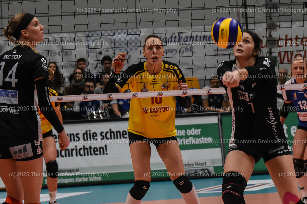 VBL VFB Suhl vs. SCHWARZ-WEISS Erfurt | (VFB Suhl) in Gelb, (Schwarz-Weiss Erfurt) in Schwarz; VBL VFB Suhl vs. SCHWARZ-WEISS Erfurt, Volleyball-Bundesliga Frauen am 17.02.2018 in der Multihalle in Meiningen, (Deutschland) - Realisiert mit Pictrs.com