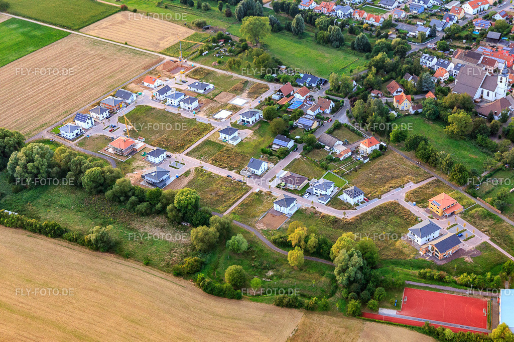 Neubaugebiet In den Hundertmorgen | Luftbild: Neubaugebiet In den Hundertmorgen in Offenbach an der Queich im Bundesland Rheinland-Pfalz in Deutschland. Foto: IMG_094444.jpg vom 01.09.2016 durch Werner Riehm/FLY-FOTO.de - Realisiert mit Pictrs.com