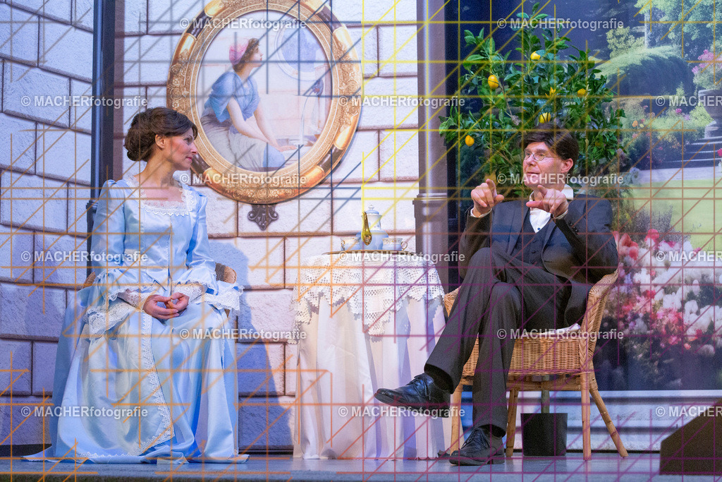 392_MFL-2025 | Portraitbilder von Regisseur; Darsteller; Techniker; Maske; Kostüme; Chor; Musiker; Bilderserie der Generalprobe und der Premierenvorstellung, Szenenbilder; Ausdrucksstudien; Bühnenüberblick; Bühnenkulissen; Pressefotos inkl. Redaktionsfoto Darstellergruppe.