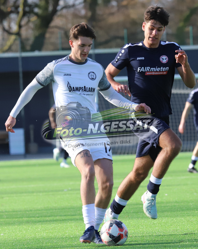 VfL Holsen - Bünder SV | Auf dem Bild zu sehen: Schwarz VfL Holsen: Leon Högermeier ; weiß Bünder SV: Nicolai KönigVfL Holsen, Bünder SV, Saison 25/26, Kreisliga A, Deutschland - Realisiert mit Pictrs.com