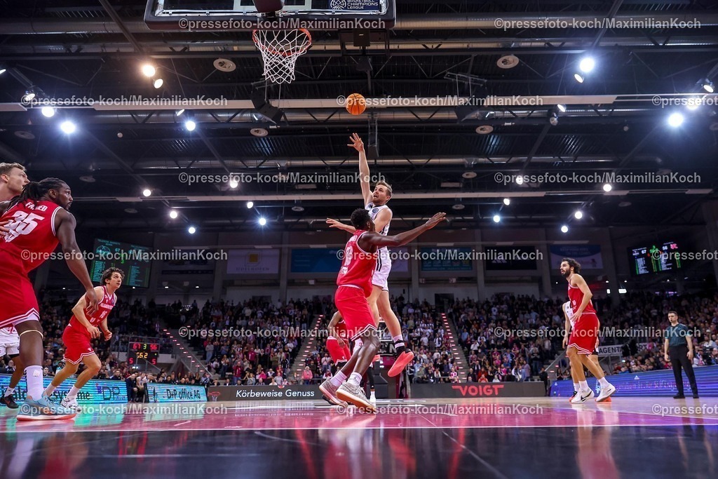 BCL08012501083 | 08.01.2025, Basketball Champions League, 1. Spiel Play-In, Telekom Baskets Bonn - Pallacanestro Reggiana, Telekom Dome: Samuel Sam Griesel (Telekom Baskets Bonn #2) gegen Stephane Gombauld (Pallacanestro Reggiana #13)