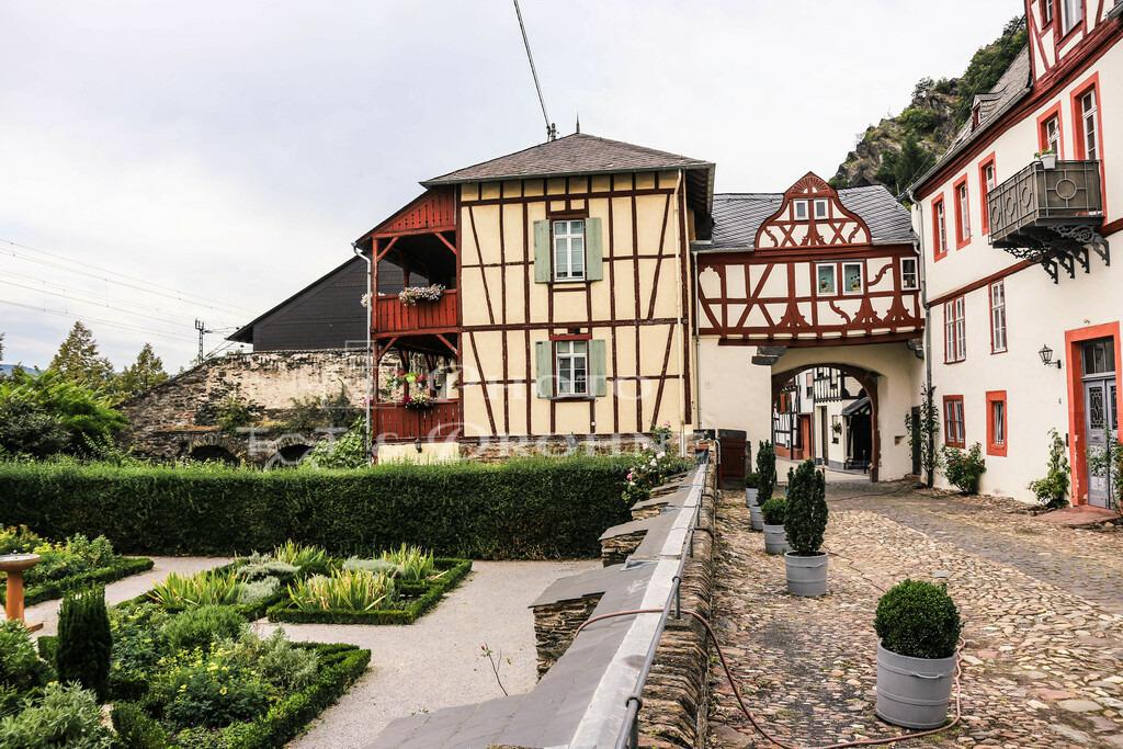 Braubach-1231 | Das Schloss Philippsburg befindet sich am südlichen Stadtrand von Braubach. Ursprünglich eine Schlossanlage, beherbergt es seit 1999 das Europäische Burgeninstitut. Aufgrund zahlreicher Umbauten ist heute jedoch nur noch ein geringer Teil der ursprünglichen Bausubstanz erhalten. - Realisiert mit Pictrs.com