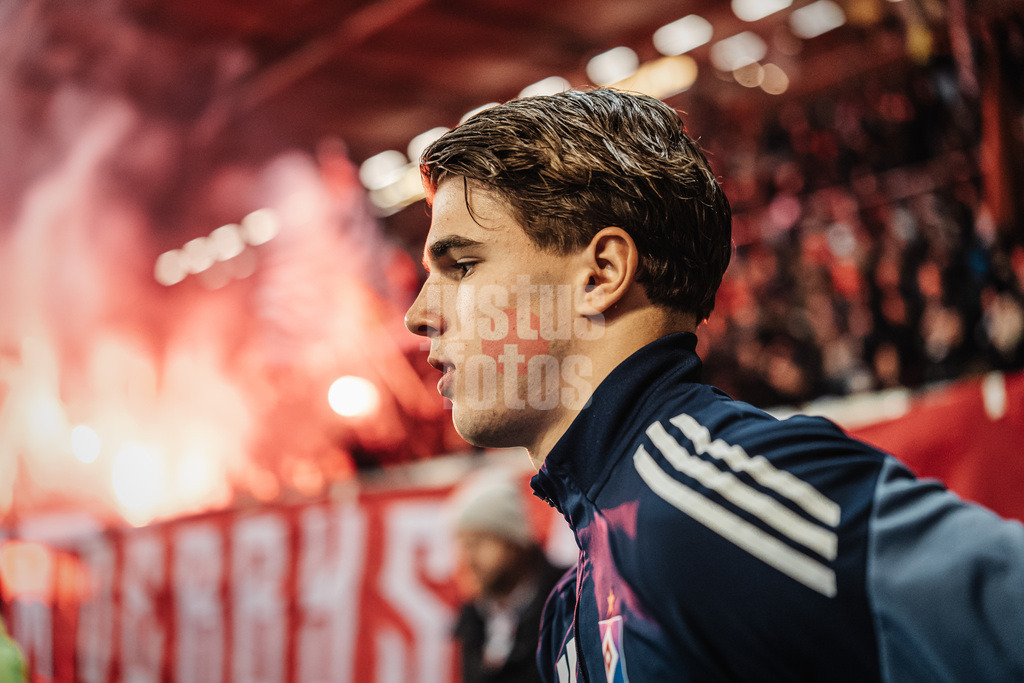 Fußball | Männer | Saison 2025/2026  | Fußball-Bundesliga | 19. Spieltag | FC St. Pauli vs. Hamburger SV | 23.01.2026 | Luka Vuskovic (#44, HSV) auf dem Weg zum Aufwärmen