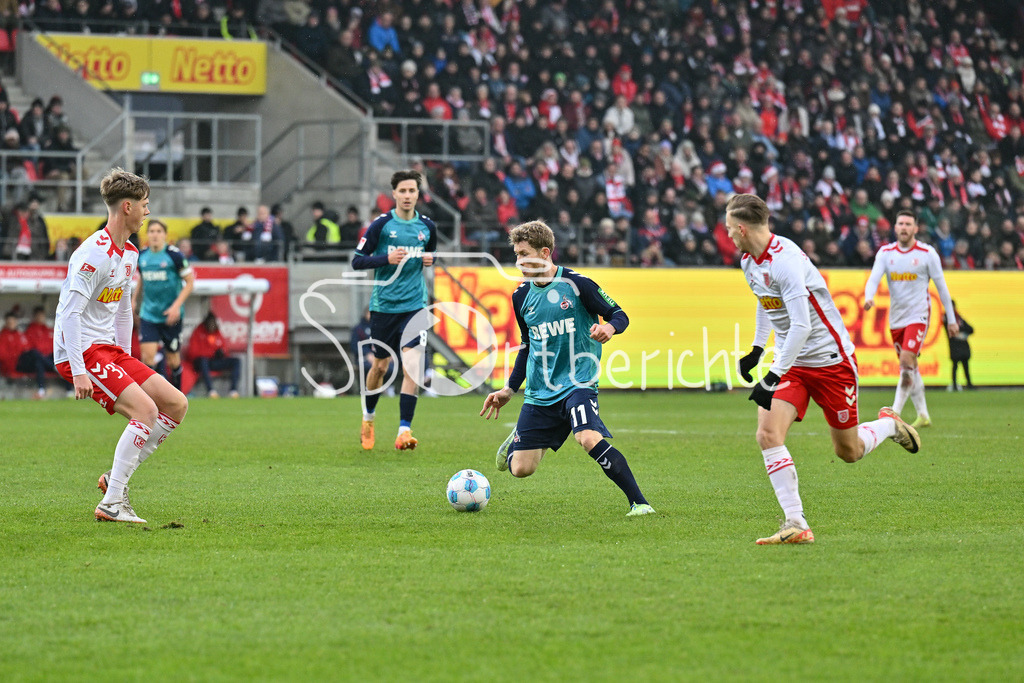SSV Jahn Regensburg - 1. FC Köln | v. l. Leopold WURM (SSV Jahn Regensburg 37), Florian KAINZ (1. FC Koeln 11) und Nico OCHOJSKI (SSV Jahn REgensburg 11) / Zweikampf / 2. Bundesliga: SSV Jahn Regensburg - 1. FC Koen, Jahnstadion am 08.12.2024