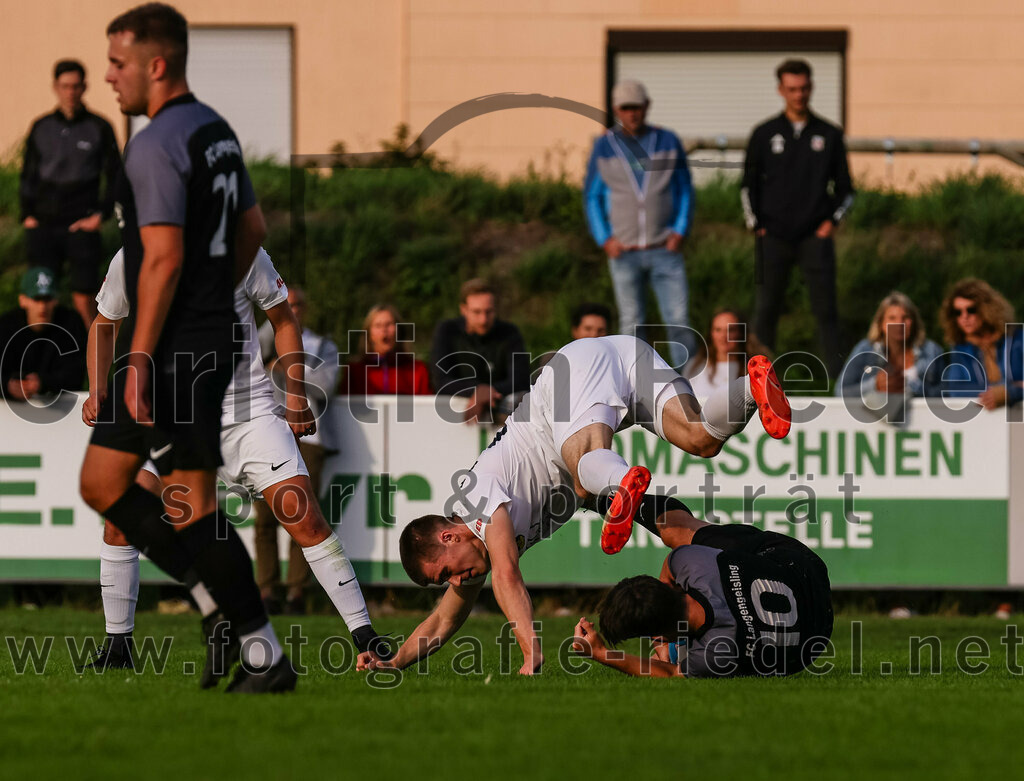 2023-08-08_110_FC_Moosinning_gegen_FC_Langengeisling | Moosinning, Deutschland, 08.08.2023:
Fußball, Bezirksliga Oberbayern Ost 2023 / 2024, 3. Spieltag, FC Moosinning gegen FC Langengeisling, Endergebnis: 0:4

Fabian Ulitzka (FC Moosinning, #23), Maximilian Maier (FC Langengeisling, #10)

Foto: Christian Riedel / fotografie-riedel.net