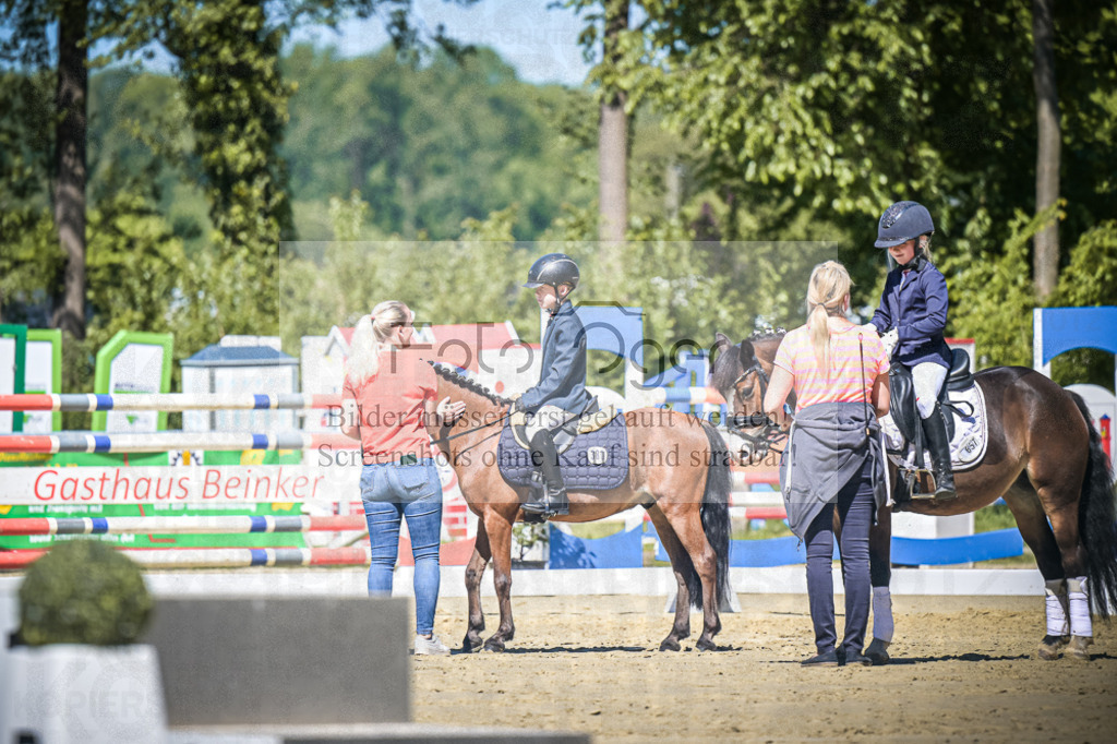 DOS_8625 | Entdecke hochwertige Reitturnierfotos von Foto Oger. Professionell, emotional und authentisch – jetzt Lieblingsmomente im Shop bestellen.Deutschlandweite Turnierfotografie. - Realisiert mit Pictrs.com