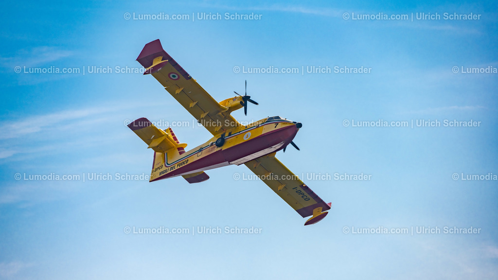 10049-12574 - Löschflugzeug im Harz | Stockfoto und Bilderpool mit Bildmaterial aus Deutschland, dem Harz, Halberstadt, Quedlinburg, Wernigerode und weltweit. Qualitativ hochwertige und professionelle Fotos anschauen und kaufen. - Realisiert mit Pictrs.com