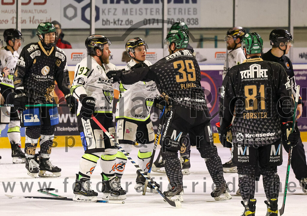 2024-03-01_066_TSV_Erding_gegen_ERSC_Amberg | Erding, Deutschland, 01.03.2024:
Eishockey, Bayernliga Playoffs 2023 / 2024, 5. Spieltag, TSV Erding gegen ERSC Amberg, Endergebnis: 9:0

Daniel Krieger (ERSC Amberg, #97), Felix Feder (ERSC Amberg, #76), Thomas Plihal (Erding Gladiators, #39)

Foto: Christian Riedel / fotografie-riedel.net