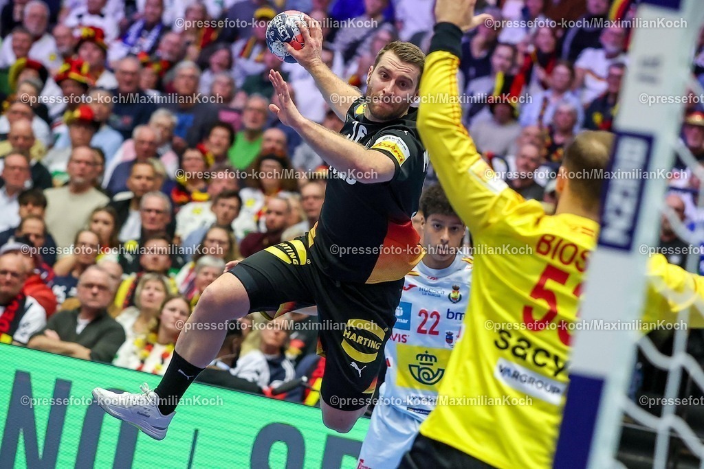 EHF19012602209 | 19.01.2026, Handball, Men's EHF EURO 2026, Deutschland - Spanien, Jyske Bank Boxen in Herning, Dänemark, Preliminary Round:  Lukas Mertens (Germany #36) wirft auf das Tor von  Ignacio Biosca García (Espania #53)