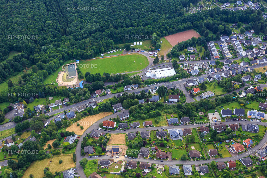 Naturbad Staden, Camping Idar-Oberstein und Sportplatz Im Staden https://baeder.idar-oberstein.de/naturbad-staden/oeffnungszeiten-und-preise/ | Luftbild: Naturbad Staden, Camping Idar-Oberstein und Sportplatz Im Staden https://baeder.idar-oberstein.de/naturbad-staden/oeffnungszeiten-und-preise/ im Ortsteil Tiefenstein in Idar-Oberstein im Bundesland Rheinland-Pfalz in Deutschland. Foto: IMG_092007.jpg vom 16.07.2016 durch Werner Riehm/FLY-FOTO.de - Realisiert mit Pictrs.com