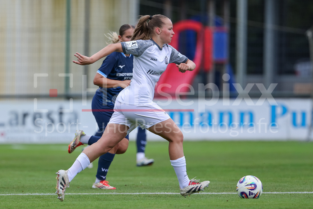 Fussball, Testspiel Frauen, SV Meppen - VfL Bochum | Lilly Bartke (SV Meppen, 16) am Ball, Einzelbild, Ganzkörper, Aktion, Action, Spielszene