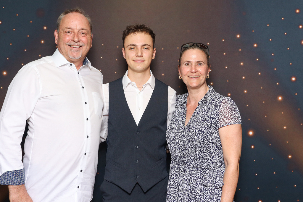 ZD260628112736-30 | Fotoshop von zweidimensional Fotografie. Ihr Fotograf im Aargau. Abzüge von Ihrem Fotobox Event bestellen.Abzüge von Ihrem Hochzeit bestellen.Abzüge von Ihrem Schulfotograf bestellen.