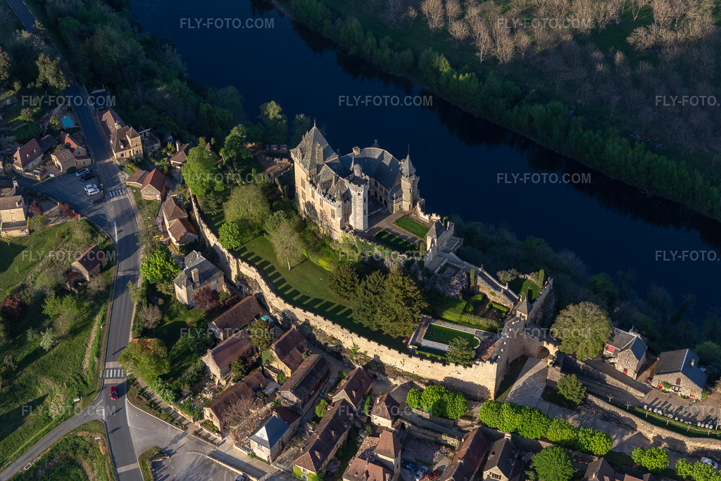 Aerial view: Montfort in Vitrac in the state Dordogne, France. – Photo: IMG_113607.jpg taken on 04/16/2019 by Werner Riehm/FLY-FOTO.com – Resolution of the original: 5472 x 3648 px