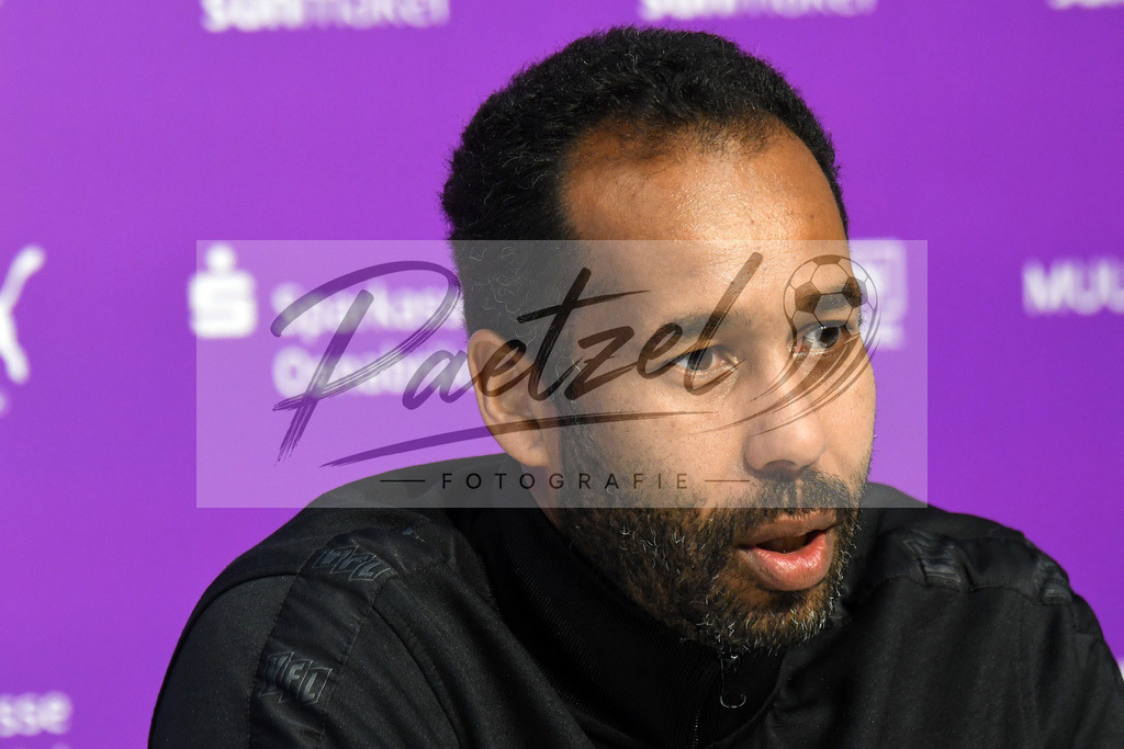 20200127_PKOSNA_0027 | Fußball, Herren: Trainer Daniel Thioune (VfL Osnabrück) schaut bei der Pressekonferenz des VfL Osnabrück am 27.01.2020 im Stadion an der Bremer Brücke in Osnabrück, Deutschland.(Foto von Nico Paetzel) - Realisiert mit Pictrs.com
