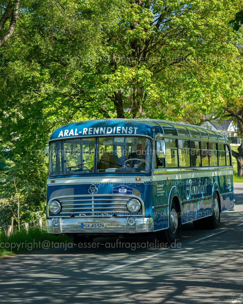 800 Krupp O 10 F4 - 029 während der Oldtimer Sauerlandrundfahrt 2025 | Brilon, Deutschland - 10. Mai 2025: Firma Witteler veranstaltet die Oldtimer Sauerlandrundfahrt (OSR). In Gevelinghausen wurde auf der Landstraße ein blauer Krupp O 10 F4 mit vielem Chromteilen aus dem Jahr 1957 fotografiert.