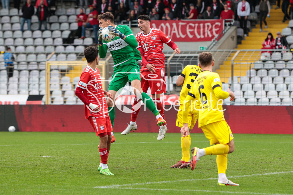 FC Bayern Amateure - FC Wuerzburger Kickers | Marc RICHTER (FWIK #1) ist vor Yusuf KABADAYI (FCB #7) am Ball