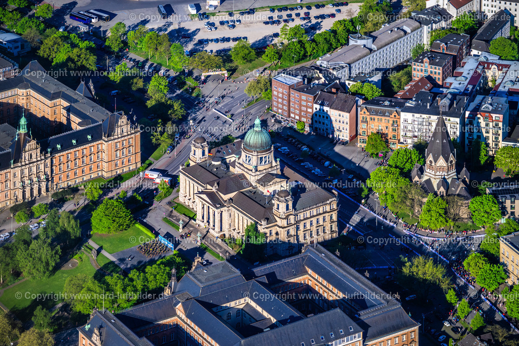 Hamburg_St Pauli_Hanseatisches_Oberlandesgericht_Sivekingsplatz_ELS_1578270425 | HAMBURG 27.04.2025 Gebäude des Hanseatischen Oberlandesgerichts in Hamburg. Im Hintergrund sieht man die russische orthodoxe Kirche des Hl. Johannes von Kronstadt und den südlichen Eingang zur Messe Hamburg. // Building of the higher regional court in Hamburg. In the background you can see the russian orthodox church of St. John of Kronstadt and the southern entrance to the fair Hamburg. Foto: Martin Elsen