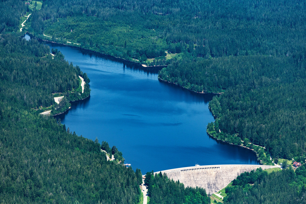 dr__0067265.jpg | FORBACH 17.06.2021 Schwarzenbach Talsperre - Staudamm und Uferbereiche am Stausee Schwarzenbach-Talsperre in Forbach im Bundesland Baden-Württemberg, Deutschland. // Dam and shore areas at the lake Schwarzenbach-Talsperre in Forbach in the state Baden-Wurttemberg, Germany. Foto: Daniel Reiter