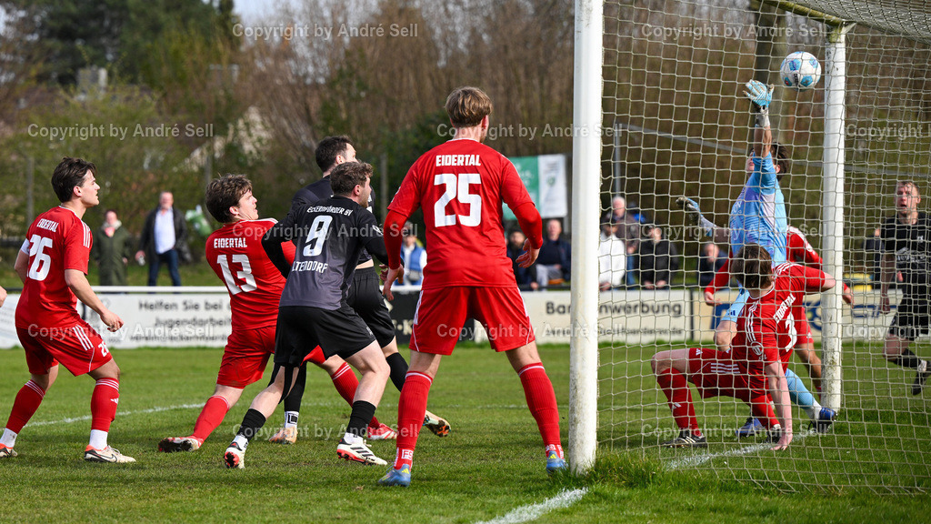 Eckernförder SV (schwarz) vs SpVg Eidertal Molfsee (rot)  | Lukas Witte (ESV #21 halb verdeckt, erzielt per Kopf das 2-1) &amp; Ole Altendorf (ESV #9) vs Livius Höckendorff (Molfsee #13) &amp; Sören Schnoor (Molfsee #25) &amp; Maximilian Meier (Molfsee #1) &amp; Tom Bräsch (Molfsee #3) / Fußball-Landesliga Schleswig Männer 2025/2026 / Eckernförder SV (schwarz) vs SpVg Eidertal Molfsee (rot)  / A-Platz / Eckernförde / 12.04.26 - Realisiert mit Pictrs.com