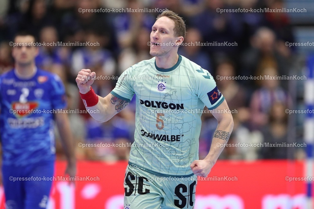 Gum2502250101045 | 25.02.2025, Handball, European League - Hauptrunde Gruppe IV, VfL Gummersbach - MOL Tatabanya KC, Schwalbe-Arena: Tilen Kodrin (GUM #5) jubelnd