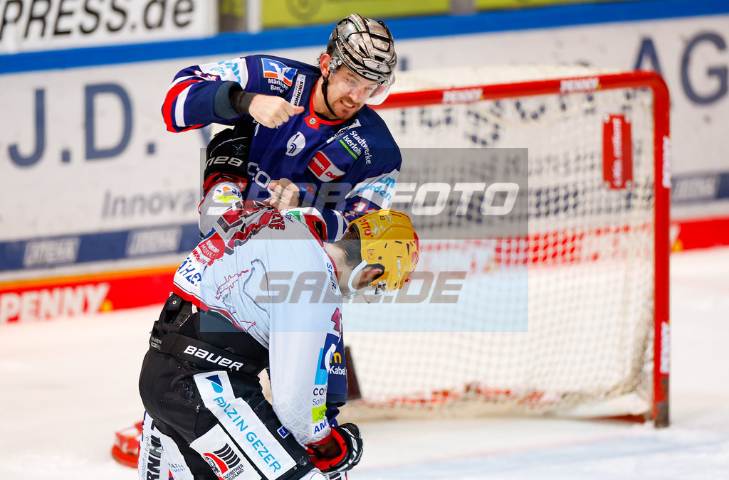 Iserlohn Roosters - Fischtown Pinguins Bremerhaven | Christopher Brown #11 (Iserlohn Roosters) und Skyler McKenzie #43 (Pinguins Bremerhaven)
DEL: Iserlohn Roosters - Fischtown Pinguins Bremerhaven - Realisiert mit Pictrs.com